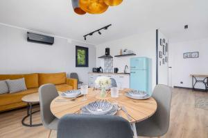 une salle à manger avec une table et des chaises en bois dans l'établissement SARNIA HQ Container House in Bielsko-Biała with Garden and Air Conditioning by Noclegi Renters, à Bielsko-Biała