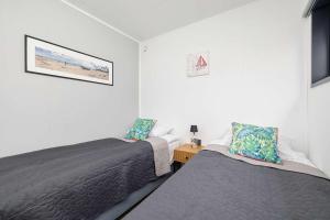 une chambre avec deux lits et une table avec une télévision dans l'établissement SARNIA HQ Container House in Bielsko-Biała with Garden and Air Conditioning by Noclegi Renters, à Bielsko-Biała