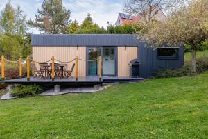 une petite cabine avec une table et des chaises sur une terrasse dans l'établissement SARNIA HQ Container House in Bielsko-Biała with Garden and Air Conditioning by Noclegi Renters, à Bielsko-Biała 26 autres photos