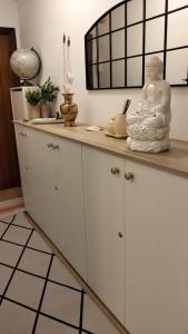 a white statue sitting on a counter in a kitchen at Alojamiento Calma in Hospitalet de Llobregat