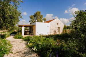 a brick house with a red roof at Trulli Ad Maiora in Alberobello