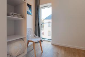ル・パレにあるRegard Marin - Appartement 4 persの椅子と窓が備わる客室です。