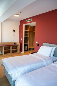 Giường trong phòng chung tại Hotel Mooma