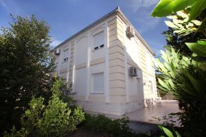 biały budynek z aleją w obiekcie Villa in Seget w Trogirze