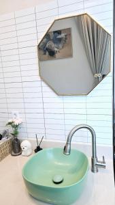 a bathroom sink with a blue sink and a mirror at 와바다펜션 속초고성 독채펜션12인 삼포해수욕장1분 바베큐불멍 in Goseong +43 photos
