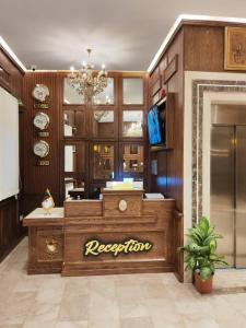 Un restaurante con mostrador de recepción en una sala. en Amirale, en Orán