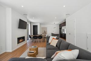 Un televizor și/sau centru de divertisment la Alpine Serenity