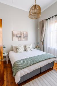 ein Schlafzimmer mit einem großen Bett mit weißen Wänden in der Unterkunft The View Guesthouse & Cottage in Caledon