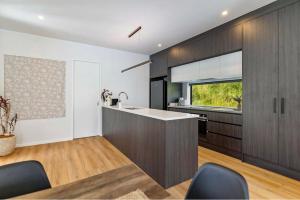 O bucătărie sau chicinetă la Alpine Serenity