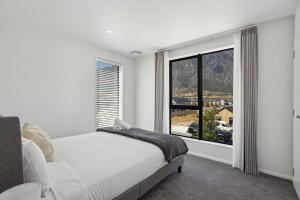 Un pat sau paturi într-o cameră la Alpine Serenity