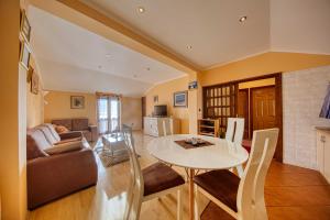 een woonkamer met een tafel en een bank bij Apartments Kristić in Dubrovnik