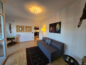 ザンクト・ファイト・アン・デア・グランにあるExklusive Penthousewohnung im Stadtzentrumのソファとテーブルのあるリビングルーム