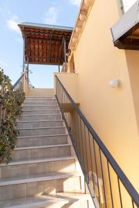 een trap naar een gebouw bij Apartments Kristić in Dubrovnik