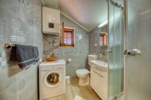 een badkamer met een wasmachine en een wastafel bij Apartments Kristić in Dubrovnik