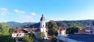 ザンクト・ファイト・アン・デア・グランにあるExklusive Penthousewohnung im Stadtzentrumの町の上に立つ教会