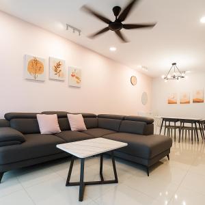 a living room with a couch and a ceiling fan at Cozy homestay Manhattan Ipoh,12 pax 怡保民宿 in Ipoh