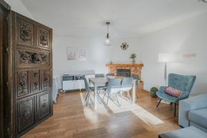 une cuisine et une salle à manger avec une table et des chaises dans l'établissement Las Natillas Con V - Martín Miguel, à Martín Miguel