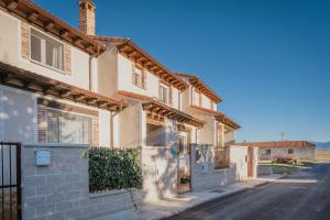 Une rangée de maisons dans une rue dans l'établissement Las Natillas Con V - Martín Miguel, à Martín Miguel