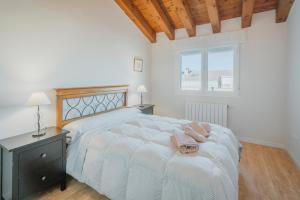 une chambre avec un lit avec deux serviettes dessus dans l'établissement Las Natillas Con V - Martín Miguel, à Martín Miguel
