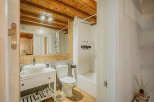 une salle de bain avec toilettes, lavabo et miroir dans l'établissement Las Natillas Con V - Martín Miguel, à Martín Miguel