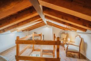 une pièce avec des plafonds en bois et des chaises en bois dans l'établissement Las Natillas Con V - Martín Miguel, à Martín Miguel 27 autres photos