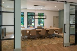 ein Esszimmer mit Tisch und Stühlen in der Unterkunft Residence Inn Atlanta Buckhead/Lenox Park in Atlanta + 77 Fotos