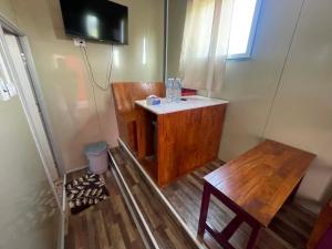 Ban Don Tum (1)にあるSriHOMEの木製のテーブルとテーブルとベンチのある小さな部屋