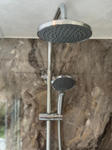 SkipwithにあるField House Farm - Owl Lodge - countryside stay near Yorkの浴室のシャワーヘッド付きシャワー