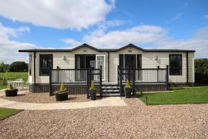 SkipwithにあるField House Farm - Owl Lodge - countryside stay near Yorkの玄関付小さな白い家