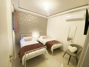 Ένα ή περισσότερα κρεβάτια σε δωμάτιο στο Cliff's Edge Luxury Apartment With Pool & Views +5 φωτογραφίες