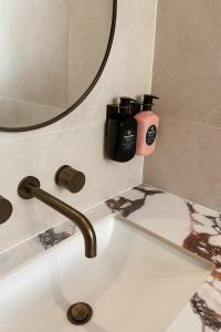 アレクサンドラ・ヘッドランドにあるBeachfront Penthouse With Uninterrupted Ocean Viewsのバスルーム(鏡付き洗面台、石鹸1本付) +7枚の写真