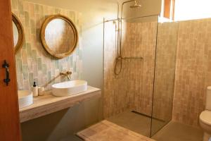 ein Badezimmer mit Dusche, Waschbecken und Spiegel in der Unterkunft The View Guesthouse & Cottage in Caledon + 20 Fotos