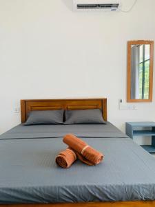 Una toalla enrollada está en una cama en Hidden Well Hiriketiya, en Hiriketiya 129 fotos más