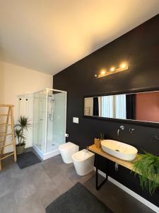 ヴェローナにあるCatullo 12のバスルーム(洗面台2台、ガラス張りのシャワー付) +31枚の写真