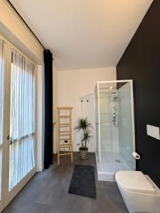 ヴェローナにあるCatullo 12のトイレとガラスのシャワー付きのバスルーム