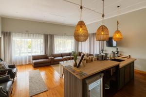 eine Küche mit zwei Pendelleuchten und ein Wohnzimmer in der Unterkunft The View Guesthouse & Cottage in Caledon