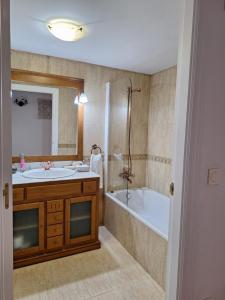 ein Badezimmer mit Badewanne und Waschbecken in der Unterkunft Casa Rucueva in Liendo + 17 Fotos