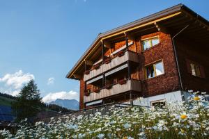 a building with flowers in front of it at Haus Braunarl in Lech am Arlberg
