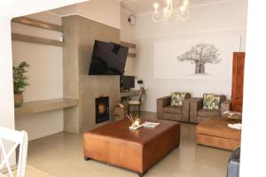 ein Wohnzimmer mit Sofa und Tisch in der Unterkunft The View Guesthouse & Cottage in Caledon