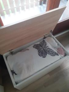 En eller flere senge i et værelse på Petit nid douillet , T1 avec cuisine indépendante, au calme, proche centre ville