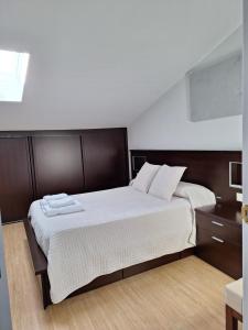 ein Schlafzimmer mit einem Bett mit zwei Handtüchern darauf in der Unterkunft Casa Rucueva in Liendo