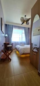 Posezení v ubytování Cozy Top-Floor Apartment with Balcony & City Views near United Nations + 15 fotografií