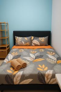 a bed with two towels on it in a bedroom at Cozy homestay Manhattan Ipoh,12 pax 怡保民宿 in Ipoh
