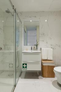 Et badeværelse på Antas Park with pool and gym - to work & leisure