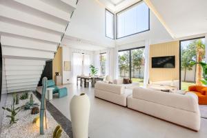 Una sala de estar con muebles y ventanas blancas. en Luxury Villa, Design, Comfort, Heated Pool, Games, en Marrakech