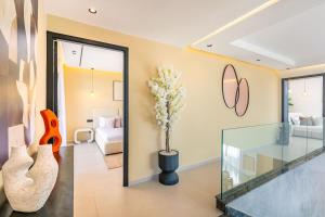 sala de estar con jarrón y espejo en Luxury Villa, Design, Comfort, Heated Pool, Games, en Marrakech