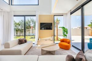 una sala de estar con un sofá y una mesa en Luxury Villa, Design, Comfort, Heated Pool, Games, en Marrakech 32 fotos más