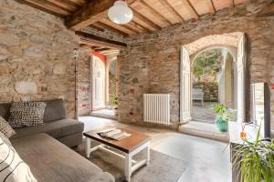 Χώρος καθιστικού στο Medieval Stone House In The Garfagnana Hills
