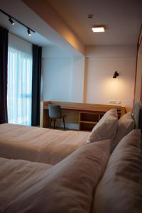 Giường trong phòng chung tại Hotel Mooma