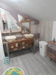 a bathroom with two sinks and a mirror at Maison Au Bord de l'eau in Loches